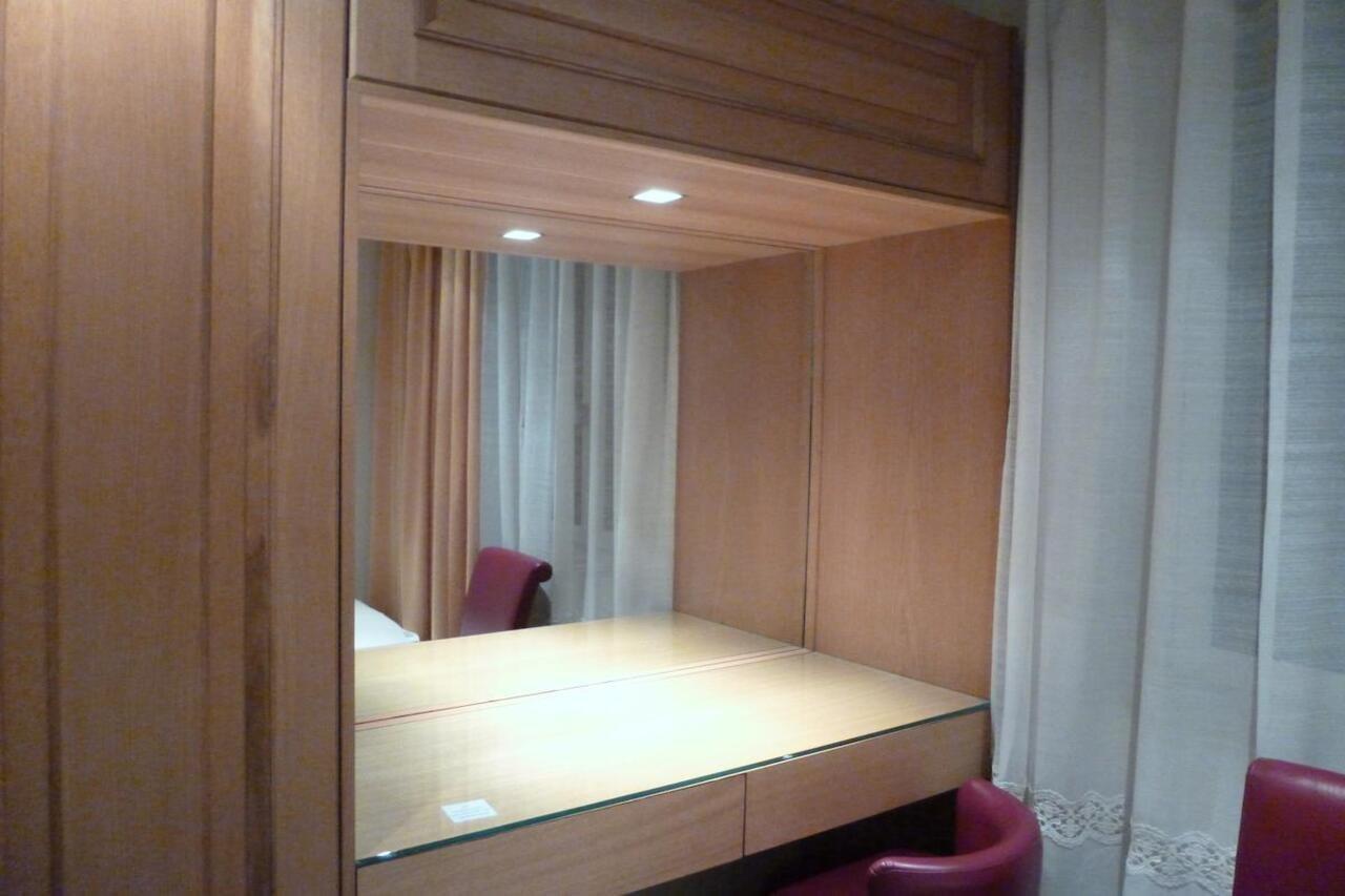 Hotel Du Vieux Marais Paris Bagian luar foto