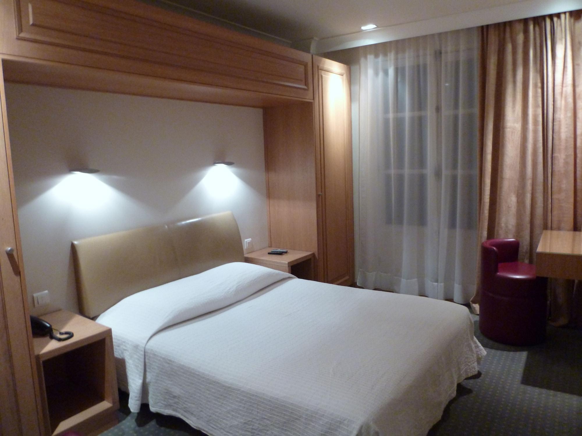 Hotel Du Vieux Marais Paris Bagian luar foto